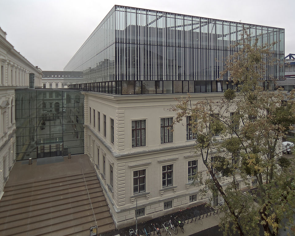 Livebild Baukamera 1 - Webcam 'Gesamtansicht Südseite, Verbindungstrakt zum Hauptgebäude' - Baustelle Sanierung und Erweiterung der Bibliothek, Karl-Franzens-Universität Graz (ca. 5 Minuteninterval)